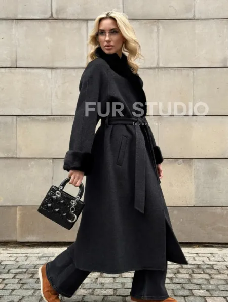 Женское демисезонное шерстяное пальто-халат с отделкой из меха норки - фото 10