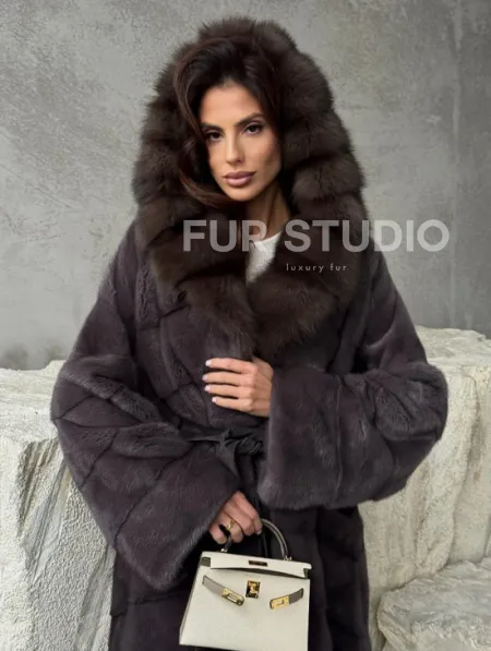 Шуба норковая графитовый ирис с капюшоном куницы - фото 6