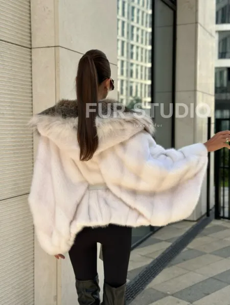 Белое норковое манто с капюшоном из меха рыси - фото 6