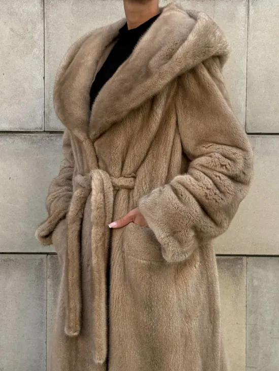 Шуба из скандинавской норки с капюшоном, цельный мех - фото 1