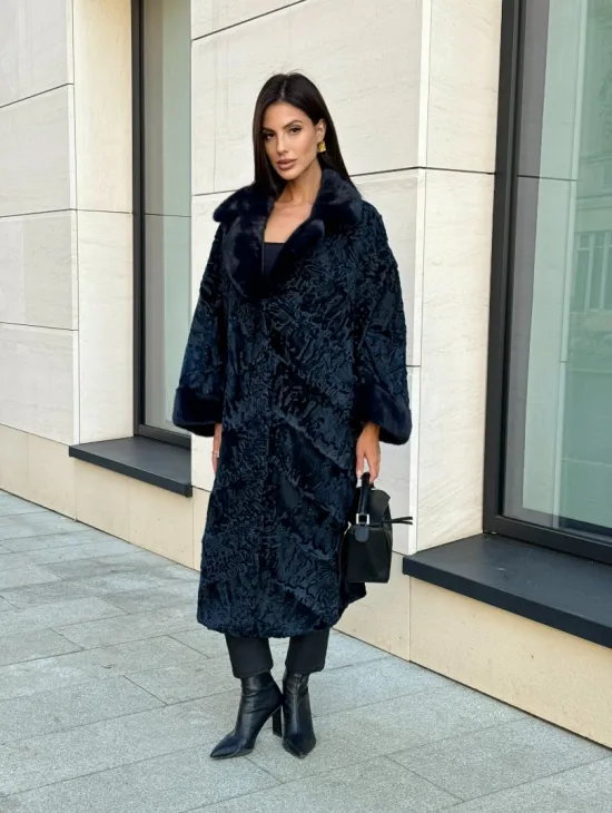 Шуба из каракуля Indigo Blue с отделкой из меха норки, фасон кокон - фото 5