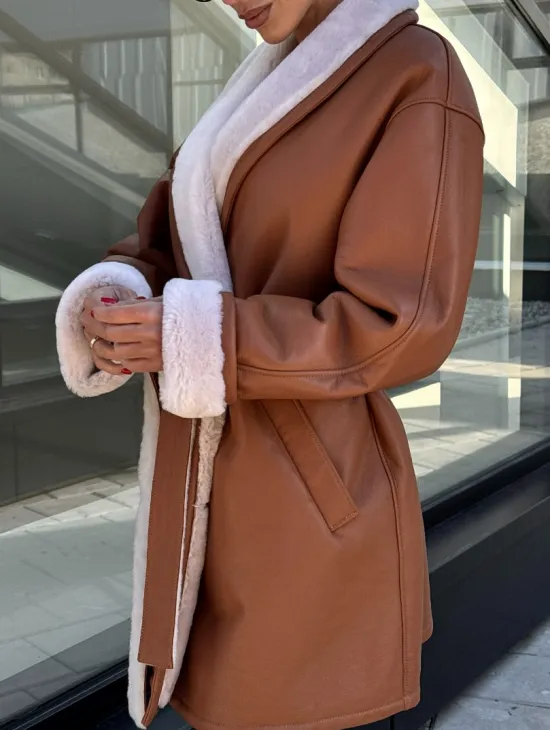 Женская дублёнка на запах с поясом - цвет кэмел - фото 3