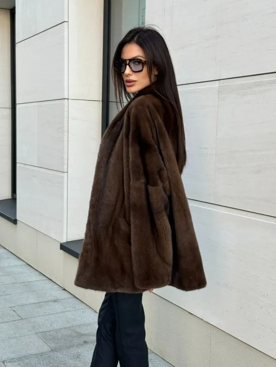 Стильная шубка из меха норки SAGA FURS  в цвете соболь - фото 3