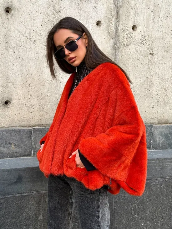 Красное меховое манто из норки, модель «Летучая мышь» с V - образной горловиной, без воротника - фото 5