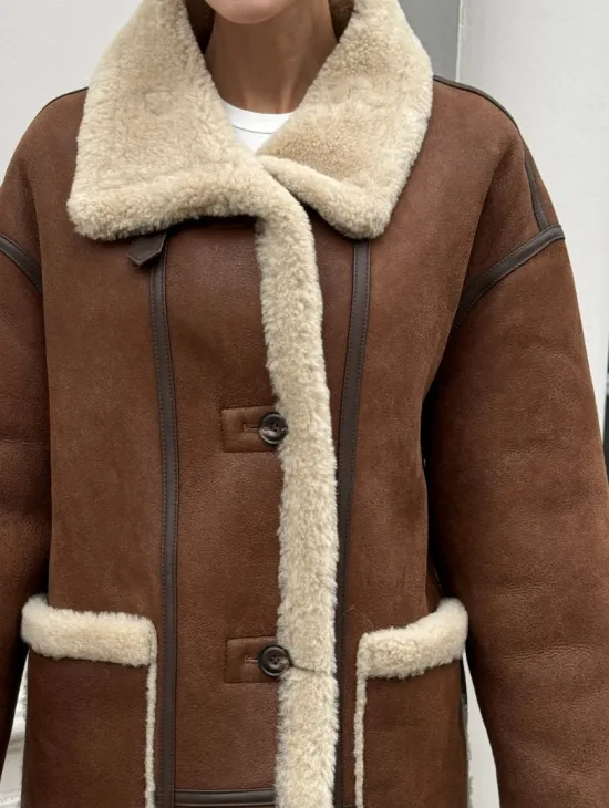 Современная коричневая дубленка из меха кёрли «Casual style» - фото 2