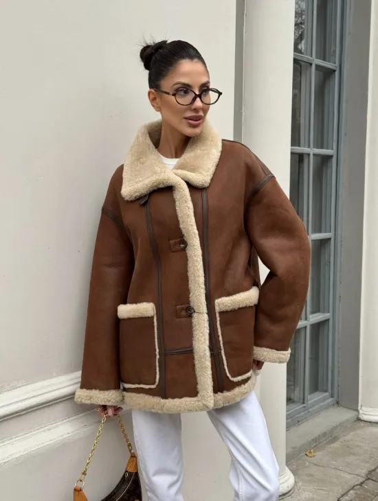 Современная коричневая дубленка из меха кёрли «Casual style» - фото 1