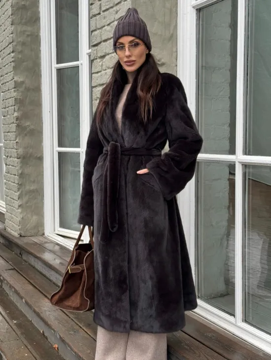 Роскошная шуба из аукционной норки Premium Velvet с V-образным воротником и меховым поясом - горький шоколад - фото 0