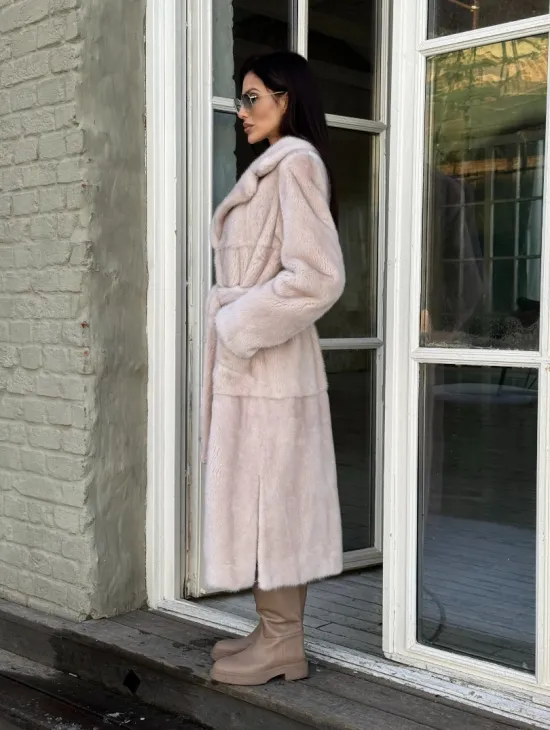 Женская норковая шуба прямого кроя с разрезами по бокам, пояс - фото 5