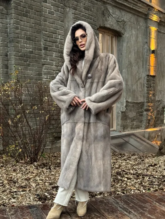 Шуба прямого кроя с капюшоном и меховым поясом в сером цвете - фото 10