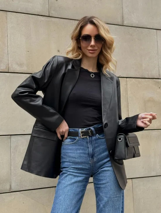 Черный кожаный пиджак классического кроя с клапанами на карманах - фото 10