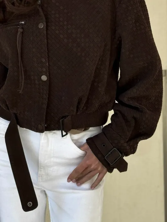 Кроп - бомбер из плетеной замшевой кожи в цвете шоколад - фото 1