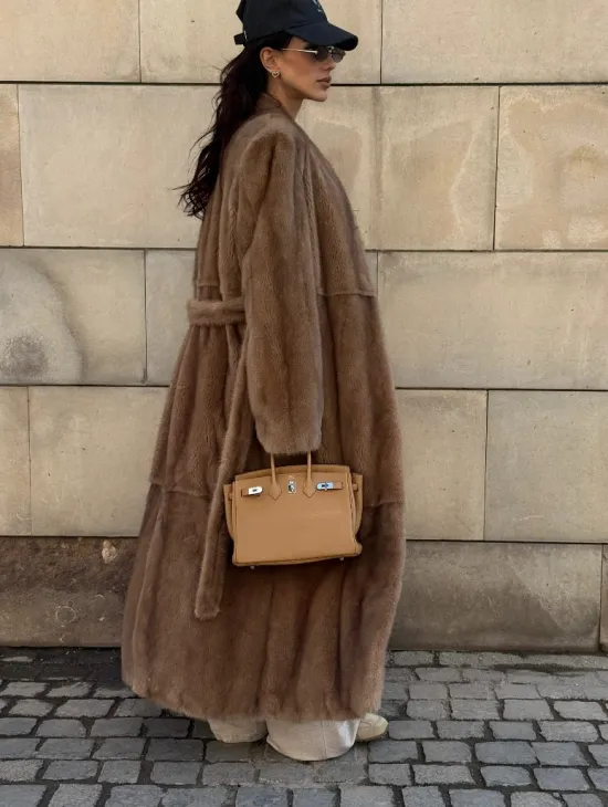 Длинная норковая шуба в цвете пастель с V-образным воротником - фото 2