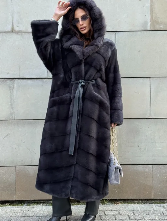 Норковая шуба в цвете графит с капюшоном из куницы - фото 4