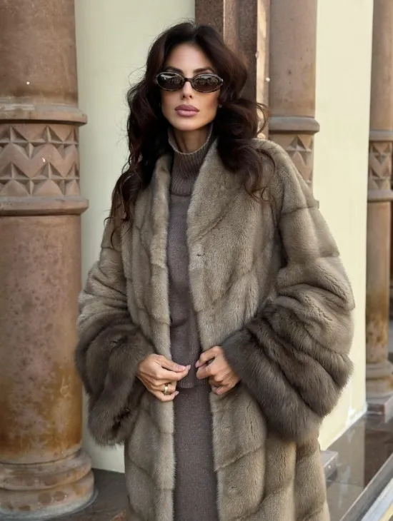Шуба норковая пастель прямого кроя с отделкой на рукавах из меха куницы - фото 4