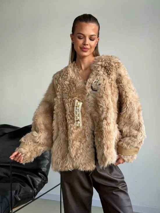 Короткая куртка из овчины - фото 11