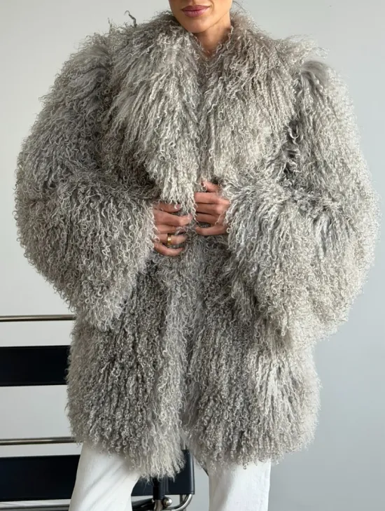 Серая шуба из ламы - фото 2
