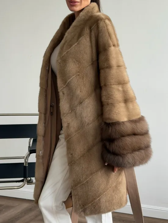 Бежевая норковая шуба с отделкой на рукавах из куницы - фото 2