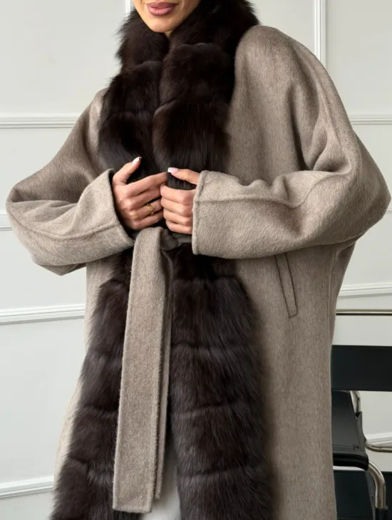 Длинное пальто с мехом финского песца - фото 2