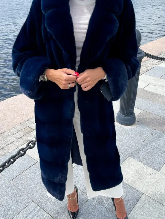 Шуба из плюшевой норки в цвете индиго - фото 2