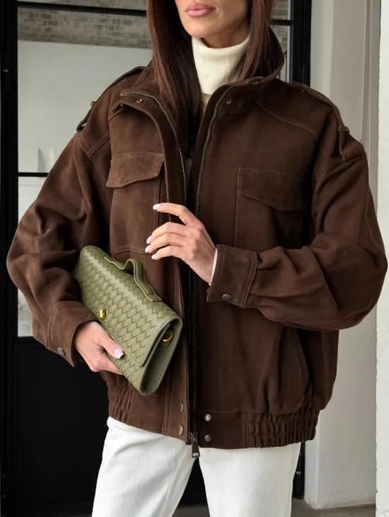 Коричневая куртка из натуральной замши тренд 2026 - фото 8