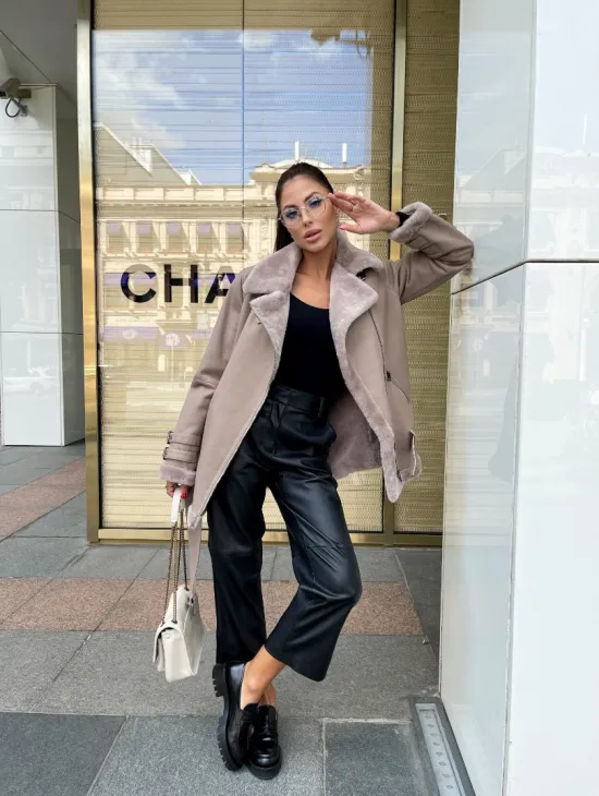 Авиатор дубленка из натуральной овчины в бежевом оттенке - фото 2