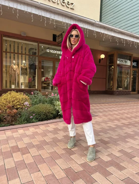 Шуба из скандинавской норки с капюшоном в розовом цвете - фото 5