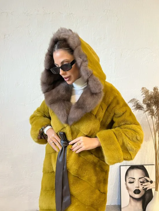 Норковая шуба с капюшоном куница - цвет горчичный - фото 3