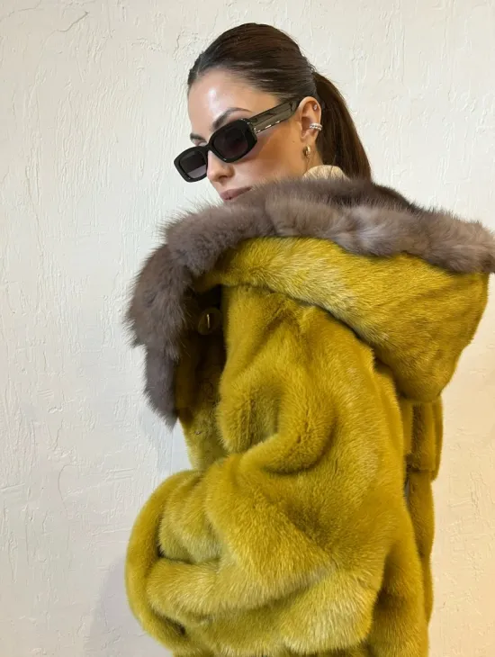 Норковая шуба с капюшоном куница - цвет горчичный - фото 4