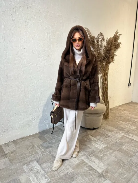 Шуба из меха аукционной норки с капюшоном - цвет соболь - фото 3