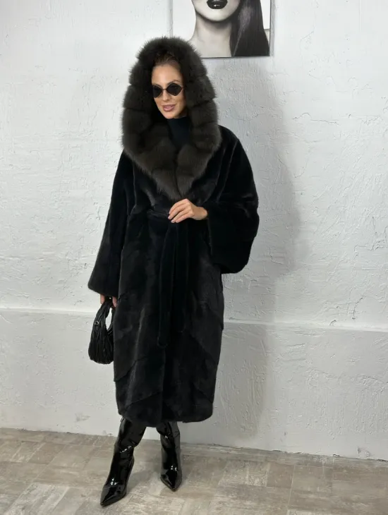 Эффектная шуба свободного силуэта с капюшоном куница - цвет инфинити - фото 7